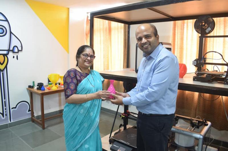 We were honored to present a 3D printed flower vaze to Mr. Yashvit Naik, CTO at Teknorix (Member - GSInC) through the hands of Dr. Neena Panandikar, Principal at DBCE (Member - GSInC)