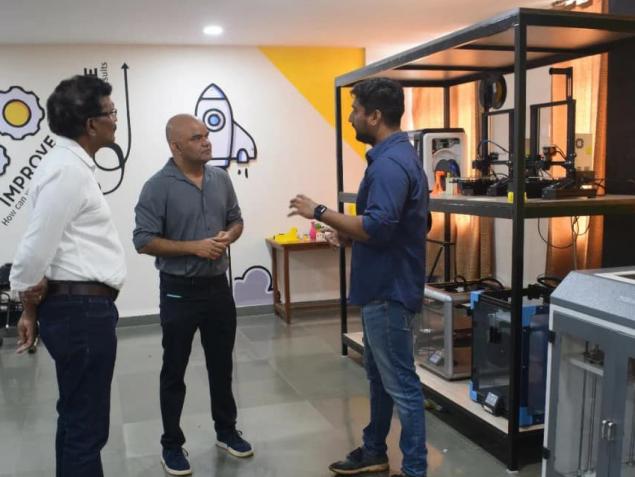 Project Officer of Goa State Innovation Council, explaining to Mr. Sanjeet Hegde Desai the facilities & support provided by Rapid Prototyping Lab to students and aspiring innovators.